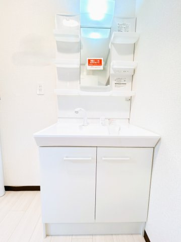 【独立洗面台】 | 北見市北光２１７番地４３　中古売家　 | 【リフォーム後】洗面化粧台は新品に交換致しました。実の収納スペース。整髪料などの小物も取り出しやすく散らかりません。