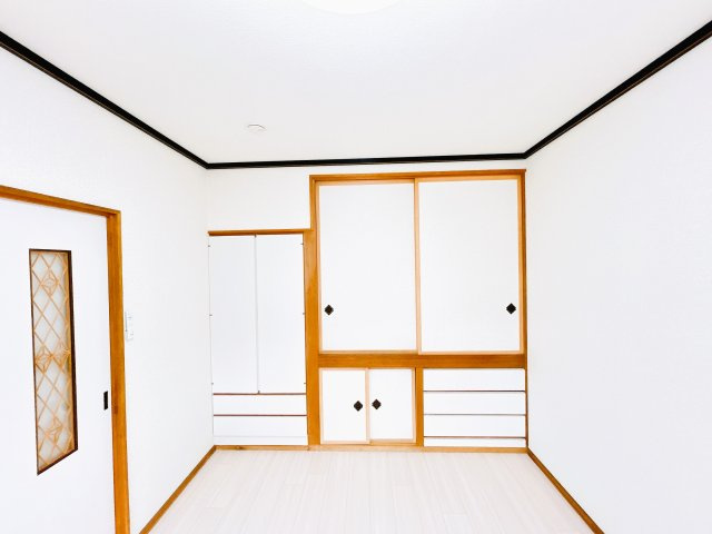 【収納】 | 北見市北光２１７番地４３　中古売家　 | 【リフォーム後】1階東側洋室の収納です。収納が多いので子供部屋にも活用できます。