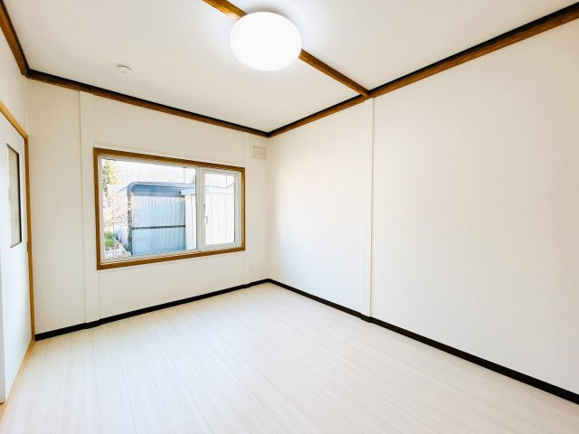 【洋室】 | 北見市北光２１７番地４３　中古売家　 | 【リフォーム後】1階西側洋室の別アングルです。コンパクトなお部屋なので、寝室や収納部屋としても使えますね。