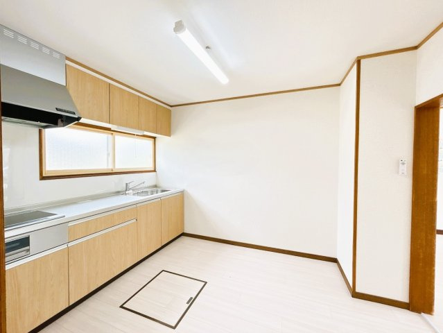 【キッチン】 | 北見市北光２１７番地４３　中古売家　 | 【リフォーム後】キッチン別アングルです。清潔感のあるキッチンでする料理は気分が上がりますね。