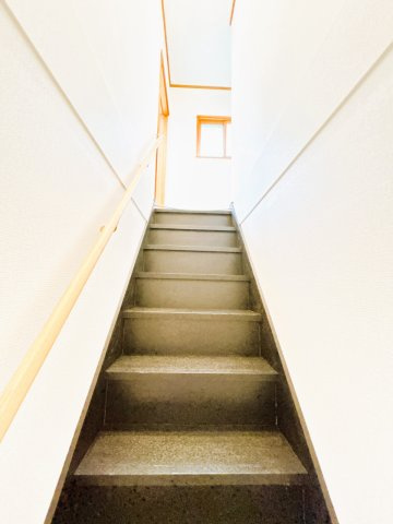 【その他共用部分】 | 北見市北光２１７番地４３　中古売家　 | 【リフォーム後】階段は塗装、壁・天井クロス貼替、照明器具交換等行いました。