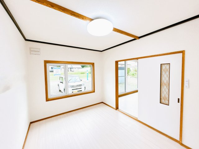 【洋室】 | 北見市北光２１７番地４３　中古売家　 | 【リフォーム後】1階東側洋室の別アングルです。