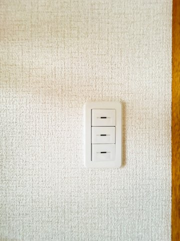 【発電・温水設備】 | 北見市北光２１７番地４３　中古売家　 | 【リフォーム後】電気のスイッチを新品に交換致しました。