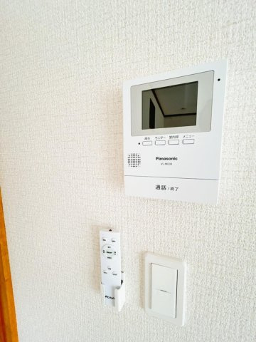 【セキュリティ】 | 北見市北光２１７番地４３　中古売家　 | 【リフォーム後】新しく設置したドアホンはカラーモニター付き。リビングに設置のモニターで玄関にいらしたお客様を確認してから応対できます。留守中の来客も記録できるので防犯面でも安心ですね。