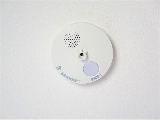 【防犯設備】 | 北見市北光２１７番地４３　中古売家　 | 【リフォーム後】全居室に火災警報器を新設致しました。キッチンには熱感知式、その他のお部屋や階段には煙感知式のものを設置し、万が一の火災も大事に至らないように備えます。電池寿命約10年です。