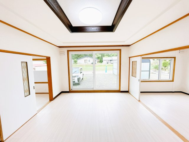 【居間・リビング】 | 北見市北光２１７番地４３　中古売家　 | 【リフォーム後】リビングはクッションフロアに張り替えてクロスを張りました。照明も新品交換致しました。