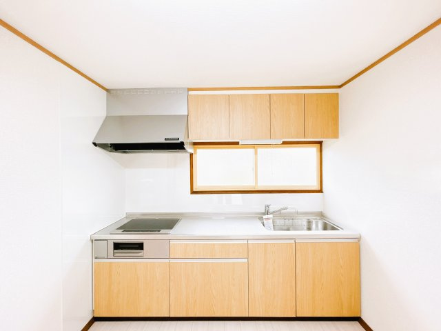 【キッチン】 | 北見市北光２１７番地４３　中古売家　 | 【リフォーム後】キッチンは新品のシステムキッチンに交換致しました。キッチンが新品交換されていると、新生活も楽しく調理ができそうですね。