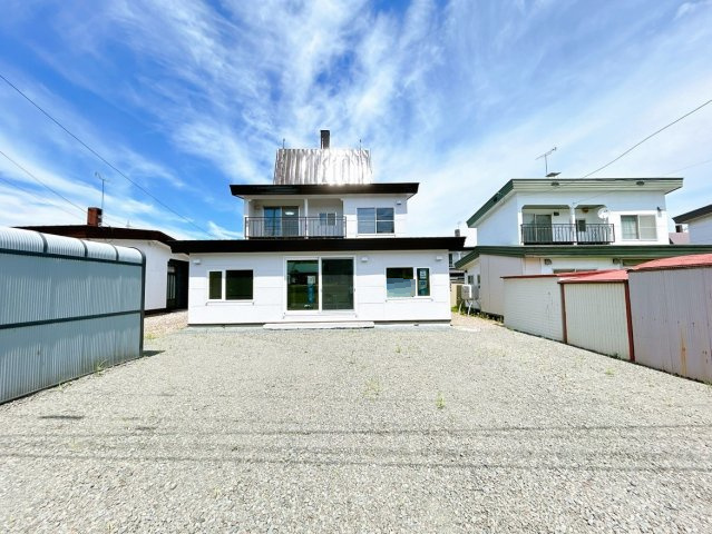 【駐車場】 | 北見市北光２１７番地４３　中古売家　 | 【リフォーム後】庭をすべて撤去して駐車スペースに致しました。駐車は3台可能でバーベキュー出来るスペースもございます。