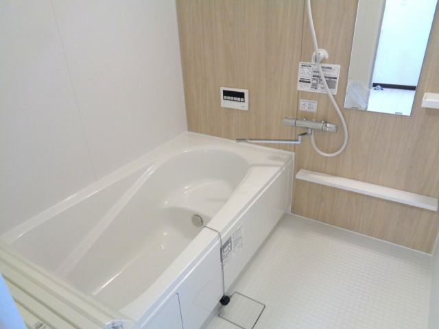【浴室】 | 北見市北光２１７番地４３　中古売家　 | 【リフォーム後】浴室はLIXIL製の新品のユニットバスに交換しました。直接肌が触れる部分が新品交換されていると嬉しいですね。