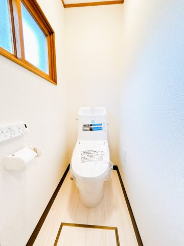 【トイレ】 | 北見市北光２１７番地４３　中古売家　 | 【リフォーム後】トイレは温水洗浄機能付きに新品交換しました。トイレが交換されていると清潔で嬉しいですね。保温洗浄機能付きですので、冬場も温かいトイレで安心できそうですね。