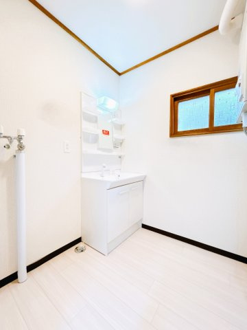 【洗面所】 | 北見市北光２１７番地４３　中古売家　 | 【リフォーム後】洗面所はクッションフロアとクロスを張り替えました。照明も新品交換致しました。新生活もキレイな洗面室で爽やかな朝が迎えられそうですね。