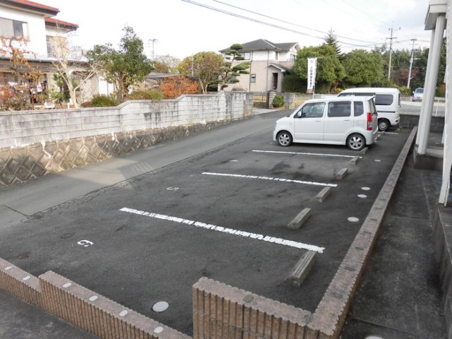 エマーブルⅢ A棟の駐車場|駐車スペースもあります☆