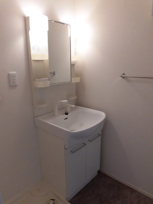 エマーブルⅢ A棟の洗面所|明るい洗面所です★