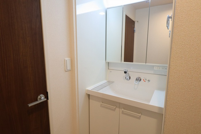 チェスナットの独立洗面台|洗髪洗面化粧台（三面鏡）