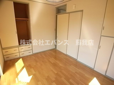 【寝室】 | クレーンハイツ | 広くて明るい寝室