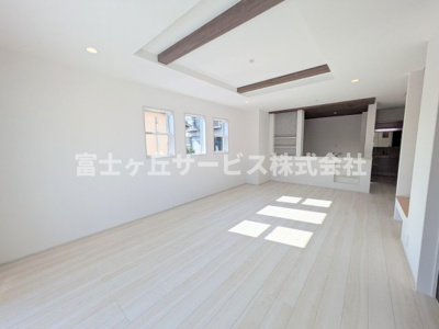 【居間・リビング】 | 浜松市中央区雄踏町宇布見 新築一戸建て 1号棟 | リビングダイニングです