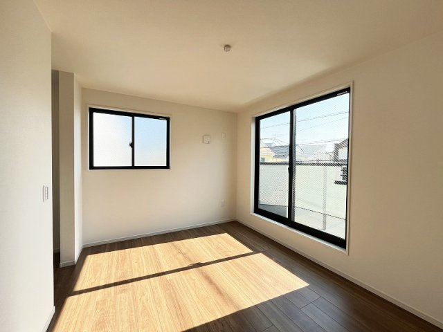 【寝室】 | 練馬区東大泉7丁目　新築一戸建住宅　全1棟　(保谷店) | バルコニーが設けられ開放的な室内。お布団もサッと干せて便利ですね。