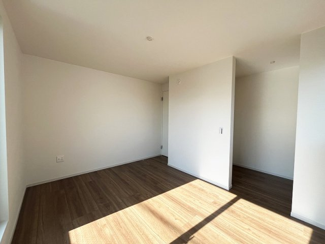 【寝室】 | 練馬区東大泉7丁目　新築一戸建住宅　全1棟　(保谷店) | 大容量のウォークインクローゼット付きなのでお洋服もスッキリと片付きやすい。