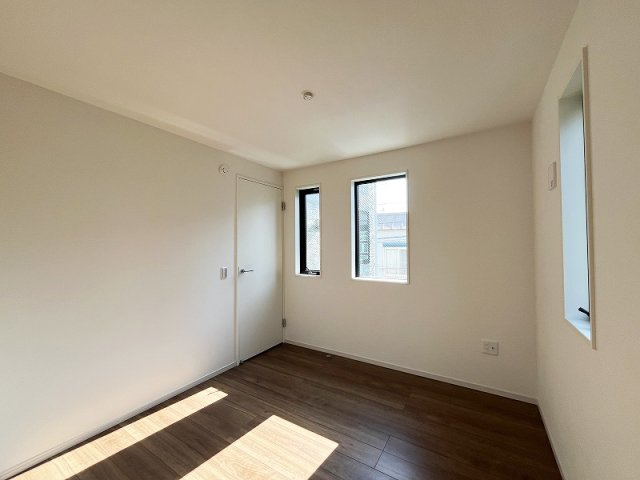 【洋室】 | 練馬区東大泉7丁目　新築一戸建住宅　全1棟　(保谷店) | 全居室に収納スペースが備わりお部屋を広々お使いいただけます。