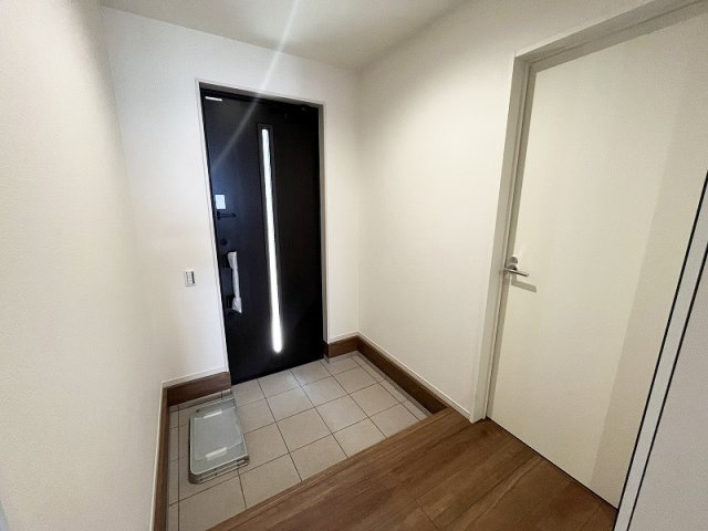 【玄関】 | 練馬区東大泉7丁目　新築一戸建住宅　全1棟　(保谷店) | 玄関ホールにあがりすぐ左手が洗面脱衣室と浴室です。帰宅後すぐに手洗いうがいや入浴ができます。