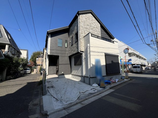 【外観】 | 練馬区東大泉7丁目　新築一戸建住宅　全1棟　(保谷店) | 徒歩にて2駅2路線利用可能！各方面への移動が快適です。
(西部池袋線「大泉学園」駅徒歩19分・西武新宿線「武蔵関」駅徒歩20分)