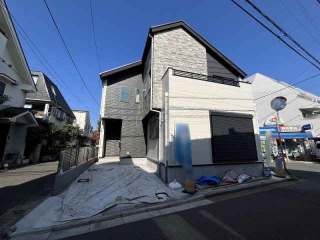 【外観】 | 練馬区東大泉7丁目　新築一戸建住宅　全1棟　(保谷店) | 2025年10月/陽当たり良く開放感溢れる三方角地！
広々リビングとたっぷりの収納を備えた4LDKゆとりの住まい。