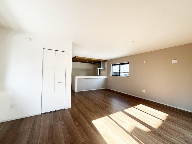 【居間・リビング】 | 練馬区東大泉7丁目　新築一戸建住宅　全1棟　(保谷店) | 落ち着いた色味のクロスとフローリングでほっと一息つける空間。3面採光の為、明るく開放感があります。