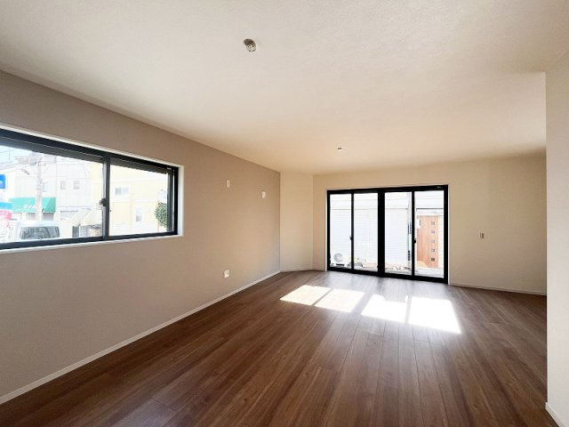 【居間・リビング】 | 練馬区東大泉7丁目　新築一戸建住宅　全1棟　(保谷店) | 生活感にあふれてしまいがちなリビングも収納があることで片付きやすく、急な来客も安心ですね。