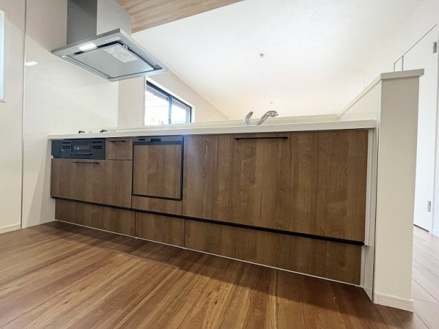 【キッチン】 | 練馬区東大泉7丁目　新築一戸建住宅　全1棟　(保谷店) | 食洗機、浄水器一体型水栓付のシステムキッチン。人気の対面式なのでお料理中もご家族との会話を楽しみやすいです。