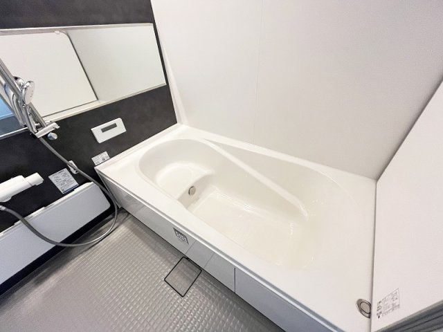 【浴室】 | 練馬区東大泉7丁目　新築一戸建住宅　全1棟　(保谷店) | 1日の疲れを癒す広々としたバスルーム。浴室乾燥機が備わり、天候を気にせず洗濯物を干すことが可能です。