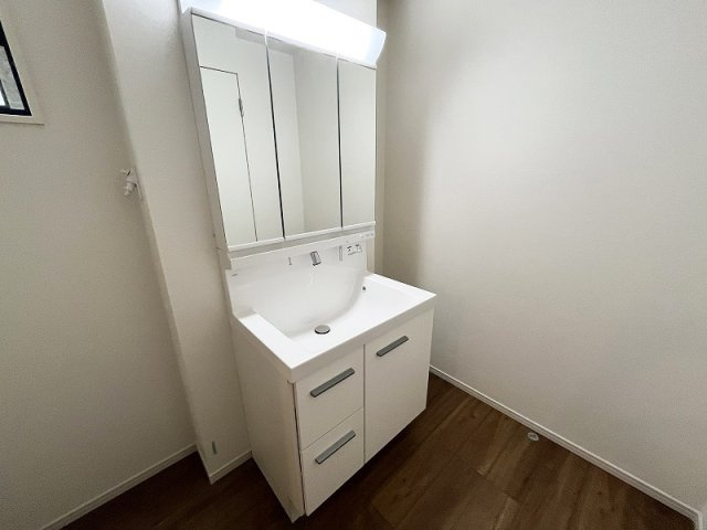 【独立洗面台】 | 練馬区東大泉7丁目　新築一戸建住宅　全1棟　(保谷店) | 洗面台には大きく見やすい三面鏡が付いているので、身支度がスムーズに行えます。