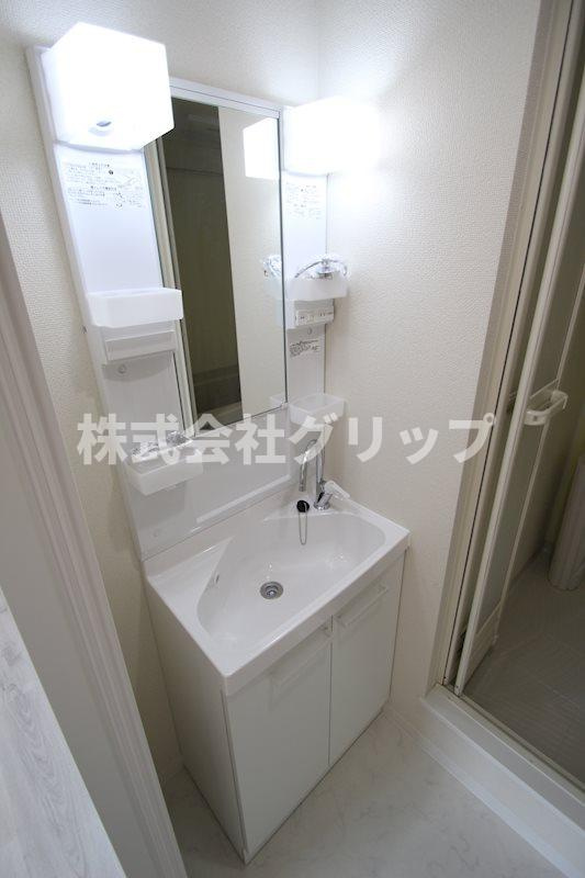 b'CASA Yokohamaの独立洗面台