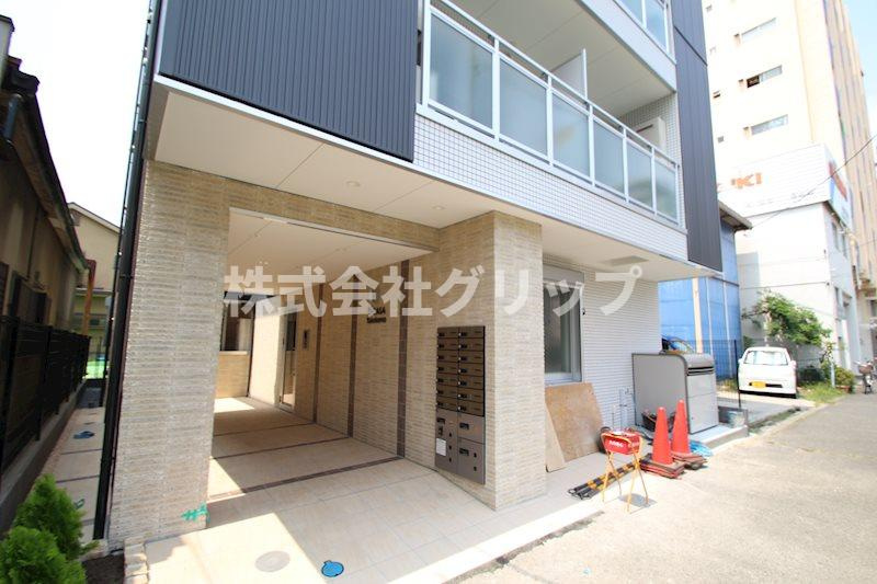 b'CASA Yokohamaのエントランス