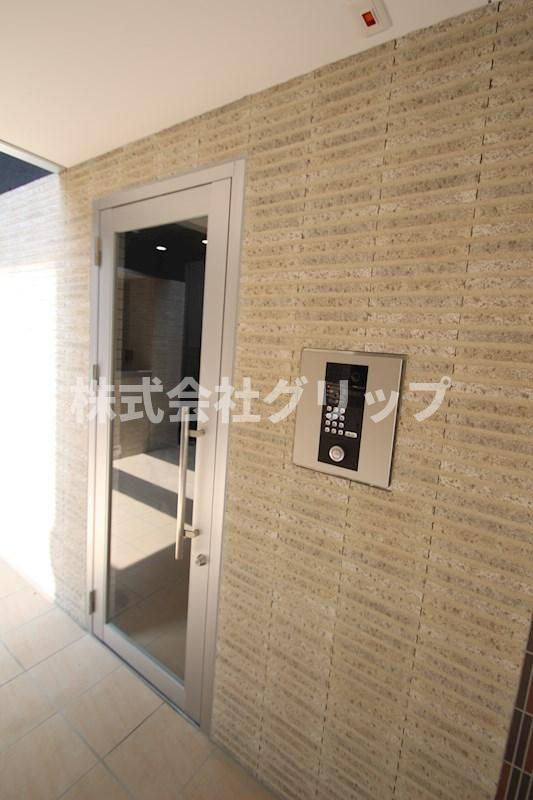 b'CASA Yokohamaのエントランス