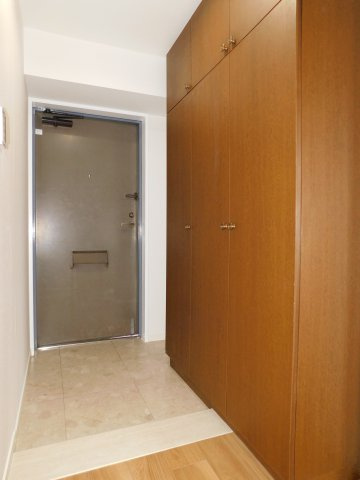 名古屋市北区上飯田通３丁目の中古マンションの玄関|◇玄関◇　　収納完備で玄関がスッキリと片付きます♪