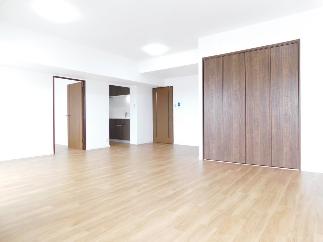 名古屋市北区上飯田通３丁目の中古マンションの居間・リビング|◇リビング◇　　広くて明るいリビング　キッチンと分かれており気になるにおいもシャットアウト！　（２０２５年８月リフォーム済）