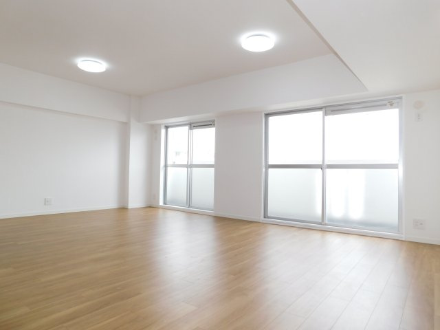 名古屋市北区上飯田通３丁目の中古マンションの居間・リビング|◇リビング◇　広くて明るいリビング　バルコニー付きの開放的な空間♪　（２０２５年８月リフォーム済）