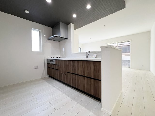 上安松423貸家のキッチン|写真は同じ施工のA棟です（同じ間取りではありません）