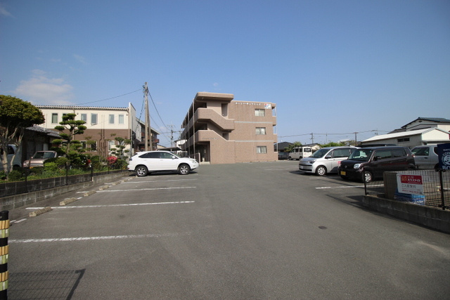 ユーミーサンフレンズの駐車場|駐車スペースもあります☆