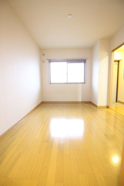 ユーミーサンフレンズの寝室|クローゼット付の寝室です☆