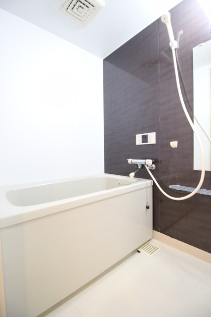 ユーミーサンフレンズの浴室|追い焚き付きのお風呂です♪