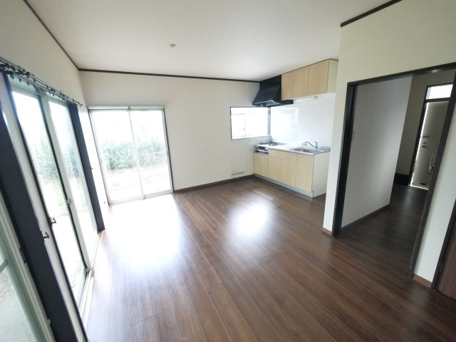 茂原市清水　中古戸建の居間・リビング|内装リフォーム済み令和7年8月  ウッドデッキ付き 1台（車種制限あり） 閑静な田園地帯