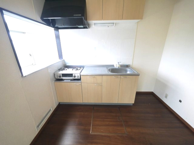 茂原市清水　中古戸建のキッチン|内装リフォーム済み令和7年8月  ウッドデッキ付き 1台（車種制限あり） 閑静な田園地帯