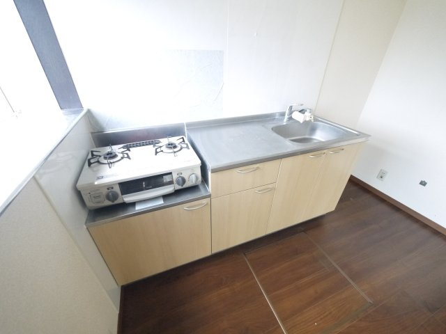 茂原市清水　中古戸建のキッチン|内装リフォーム済み令和7年8月  ウッドデッキ付き 1台（車種制限あり） 閑静な田園地帯