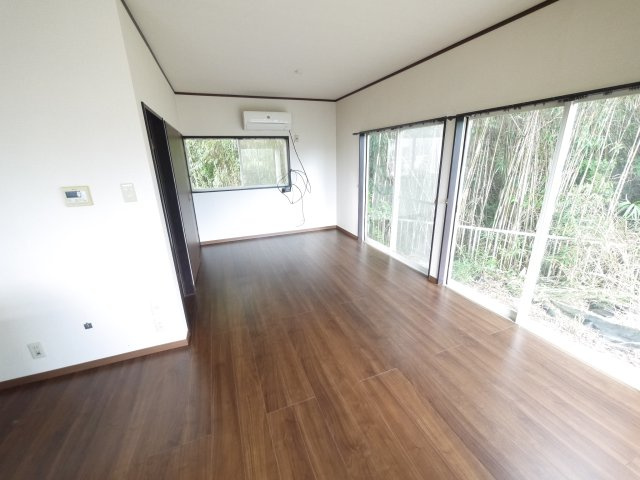茂原市清水　中古戸建の居間・リビング|内装リフォーム済み令和7年8月  ウッドデッキ付き 1台（車種制限あり） 閑静な田園地帯