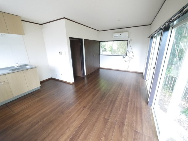 茂原市清水　中古戸建の居間・リビング|内装リフォーム済み令和7年8月  ウッドデッキ付き 1台（車種制限あり） 閑静な田園地帯