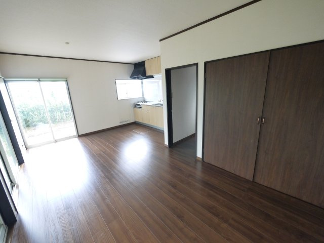 茂原市清水　中古戸建の居間・リビング|内装リフォーム済み令和7年8月  ウッドデッキ付き 1台（車種制限あり） 閑静な田園地帯