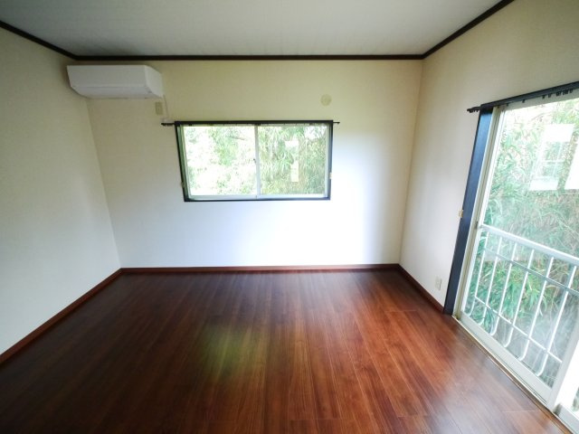 茂原市清水　中古戸建の洋室|内装リフォーム済み令和7年8月  ウッドデッキ付き 1台（車種制限あり） 閑静な田園地帯