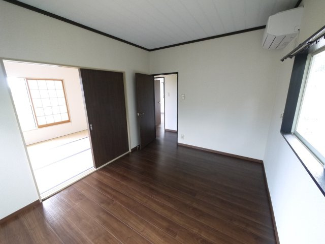 茂原市清水　中古戸建の洋室|内装リフォーム済み令和7年8月  ウッドデッキ付き 1台（車種制限あり） 閑静な田園地帯