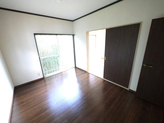 茂原市清水　中古戸建の洋室|内装リフォーム済み令和7年8月  ウッドデッキ付き 1台（車種制限あり） 閑静な田園地帯